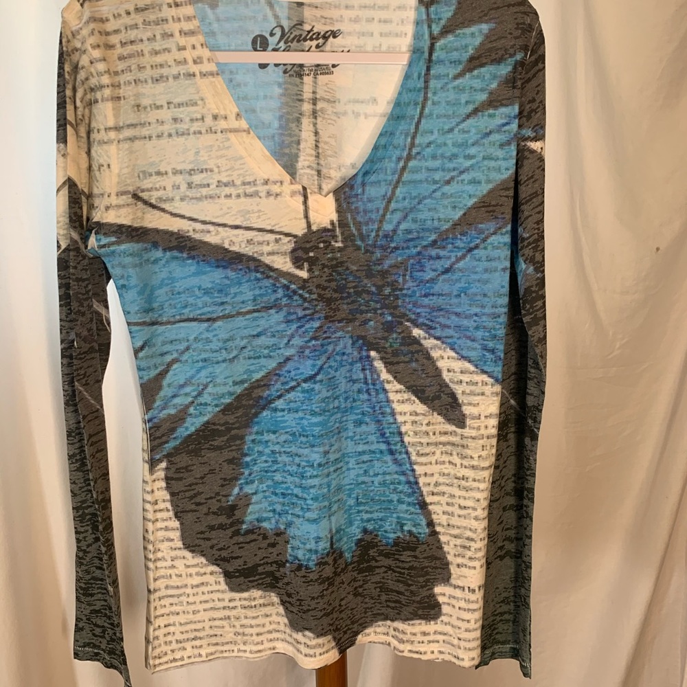 Graphic tee with blue butterfly